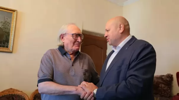 Мэр Омска Сергей Шелест наградил одного из старейших профессоров ОмГТУ