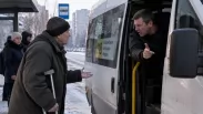 Под Новосибирском водитель маршрутки нагрубил пенсионеру с костылём и не пустил его в автобус