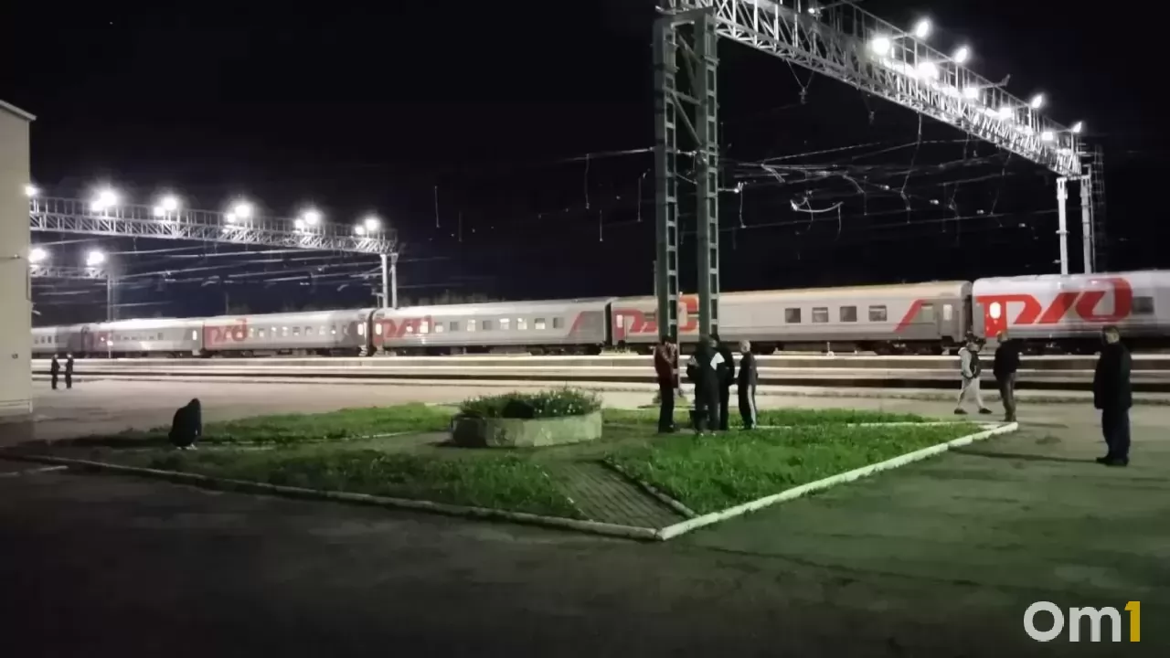 Омичи несколько часов провели на вокзале после эвакуации из поезда  что с ними стало