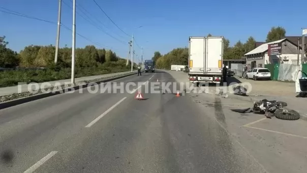 Жуткое ДТП в Новосибирске: 23-летний мотоциклист погиб под колёсами фуры