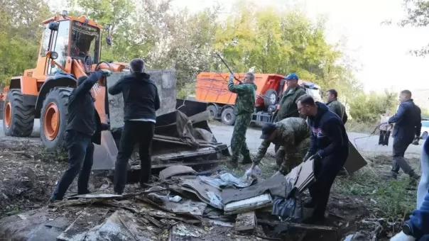 Два грузовика хлама: мэр Омска с командой навели порядок на Туполева