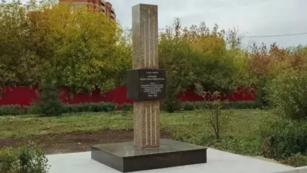 В Омске установили памятный знак легендарному директору