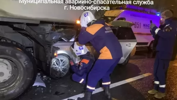 Молодого водителя эвакуировали из автомобиля после столкновения с самосвалом в Новосибирске