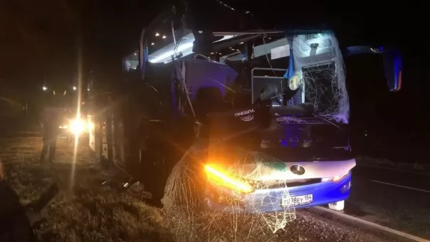 Пассажир погиб: показали страшные фото ДТП с автобусом под Новосибирском