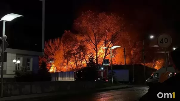 В ночь на среду в Омске загорелся дом за мэрией