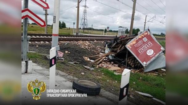 На переезде под Омском поезд разорвал «Газель» с хлебом