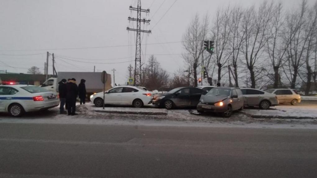 Полиция ищет водителя, скрывшегося с места массового ДТП в Новосибирске