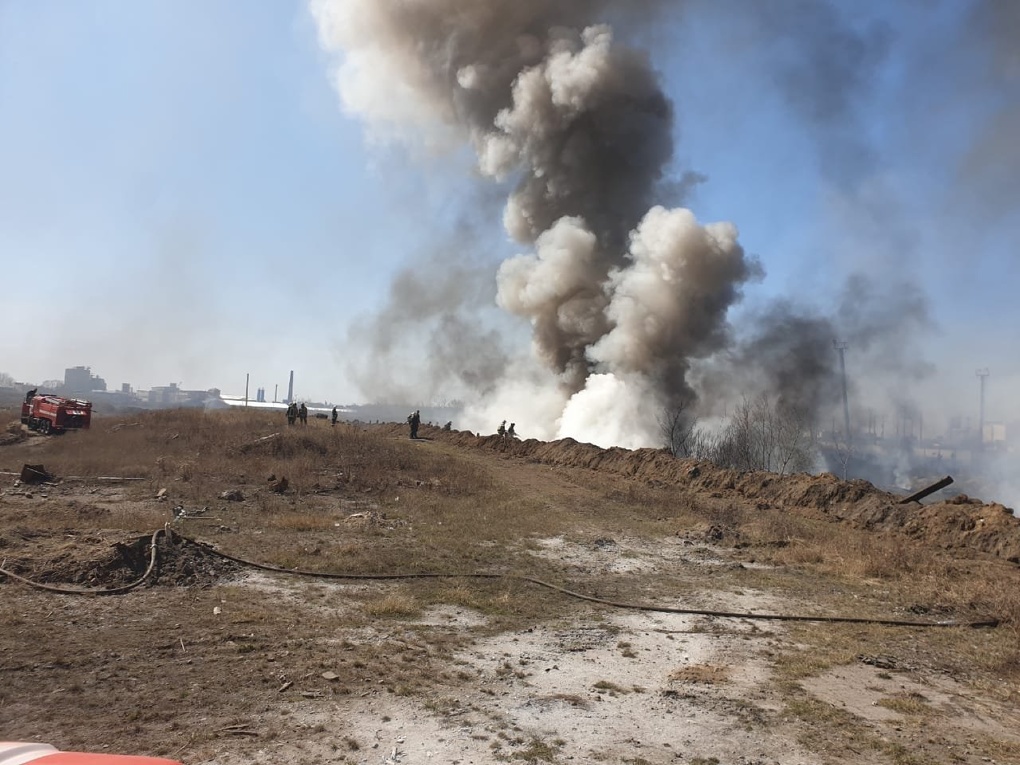 В Омске вновь горят трава, камыш и резина