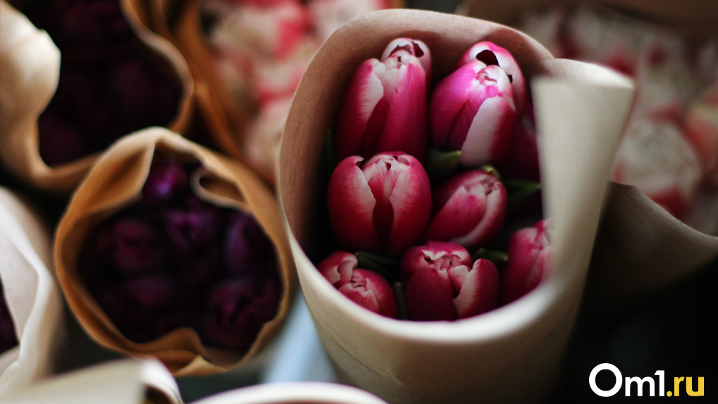 «У нас чаще заказывают букетами»: владелец цветочного магазина — о предпочтениях омичей к 8 Марта