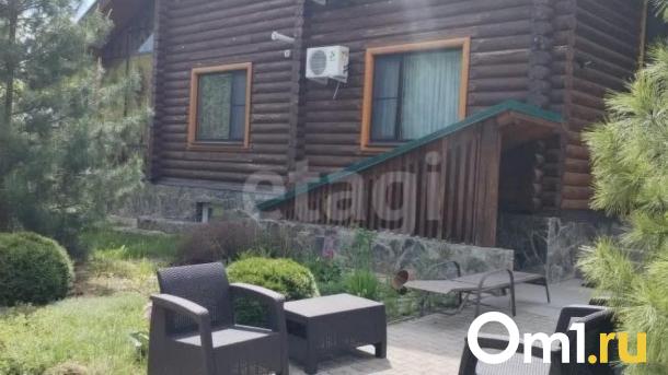 В Омске продают элитную избу с царским троном