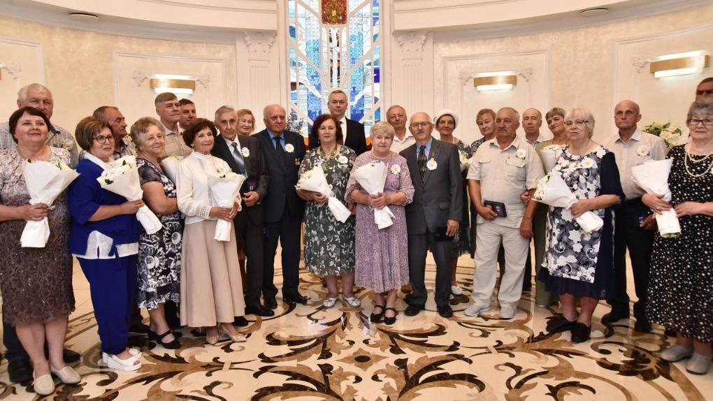 70 семейных пар из Новосибирской области наградили медалями «За любовь и верность»