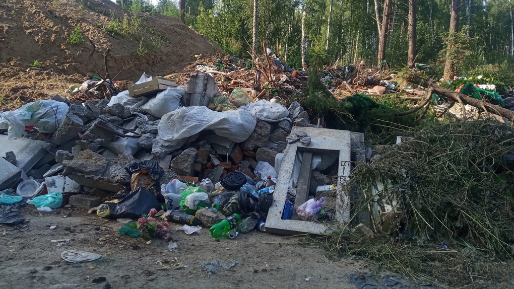 Новосибирцы возмущены из-за мусора на Заельцовском кладбище