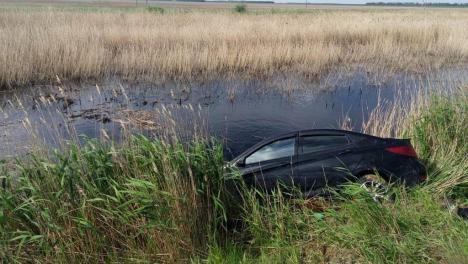 Улетели в болото: в результате аварии на трассе в Омской области погибли двое