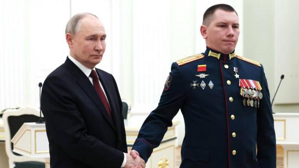 Путин вручил звезду Героя России выпускнику новосибирского военного училища