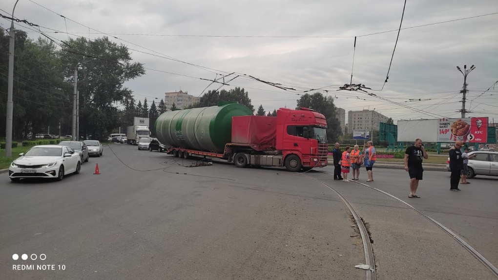 В Новосибирске большегруз оборвал троллейбусные провода