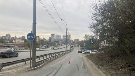 В Новосибирске водитель грузовика сбил 14-летнюю девочку на улице Ипподромской