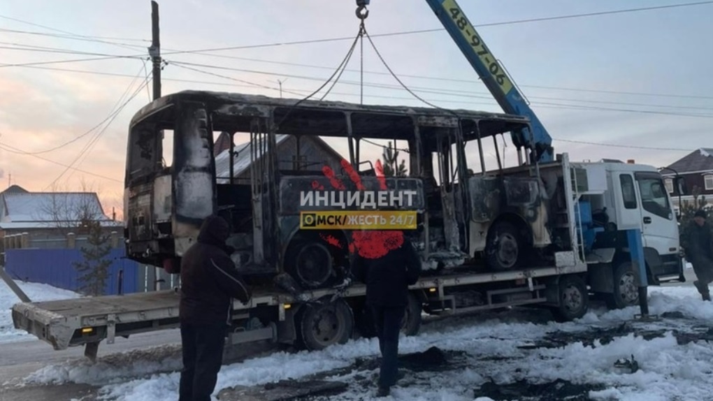 Выгорел весь: пассажирский автобус сгорел в посёлке под Омском