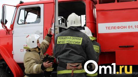 В Омской области пожарные спасли восемь человек из горящей пятиэтажки