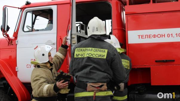 В Омской области пожарные спасли восемь человек из горящей пятиэтажки