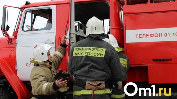 В Омской области пожарные спасли восемь человек из горящей пятиэтажки