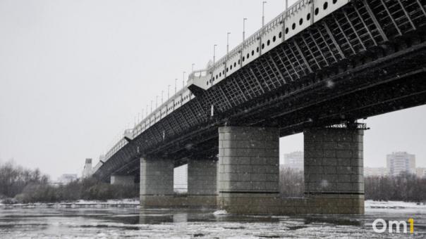 На метромосту в Омске хотят установить подсветку за 90 млн рублей