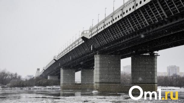 На метромосту в Омске хотят установить подсветку за 90 млн рублей