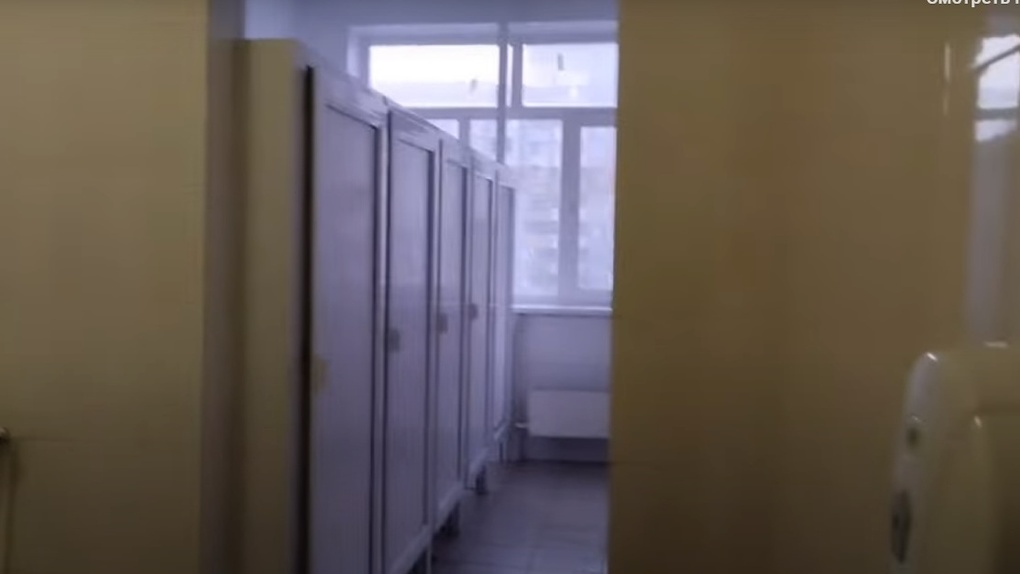 Школьницы в Уральске пожаловались на камеру в женском туалете