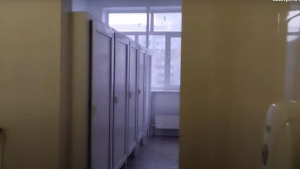 «В воспитательных целях». В женском туалете омской школы установили видеокамеру