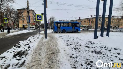 Омичи жалуются на опасные переходы у школы и Пенсионного фонда