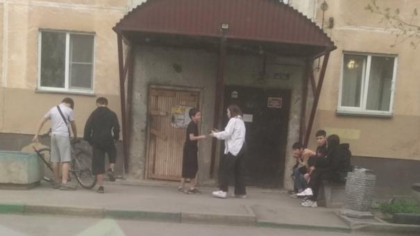 В Новосибирске подростки терроризируют жителей улицы Адриена Лежена