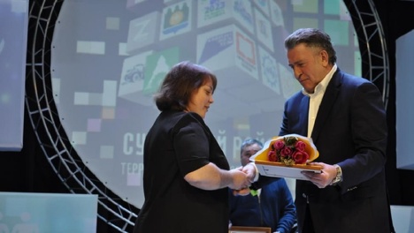 Спикер Заксобрания Новосибирской области Андрей Шимкив наградил тружеников Сузунского района