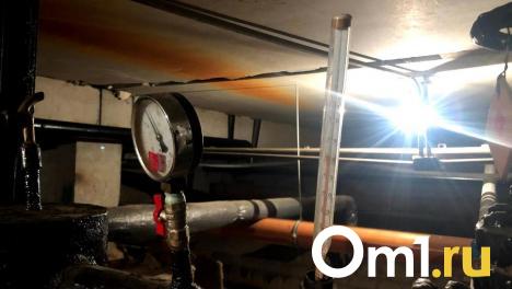 В Омске из-под земли ударил фонтан воды