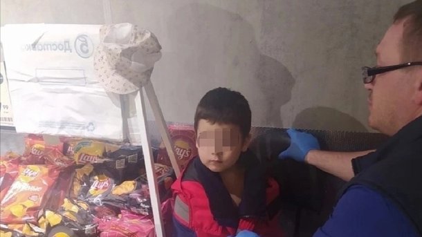 В омский магазин пришёл потерявшийся голый мальчик