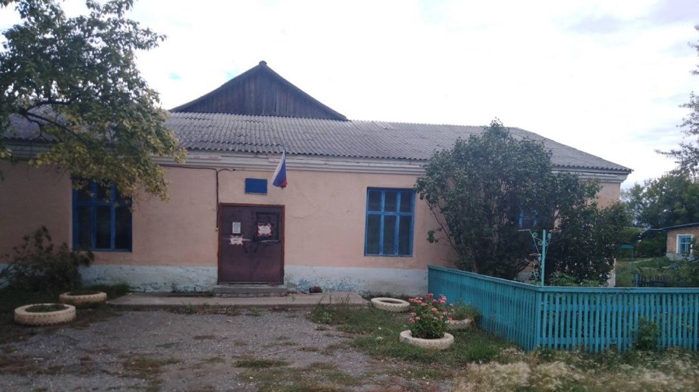 В селе Омской области продают здание местного клуба