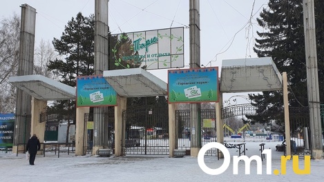 В омском парке 30-летия ВКЛСМ убрали кафе с фигурами рыцарей у входа