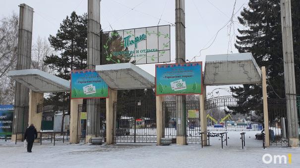 В омском парке 30-летия ВКЛСМ убрали кафе с фигурами рыцарей у входа