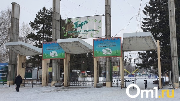 В омском парке 30-летия ВКЛСМ убрали кафе с фигурами рыцарей у входа