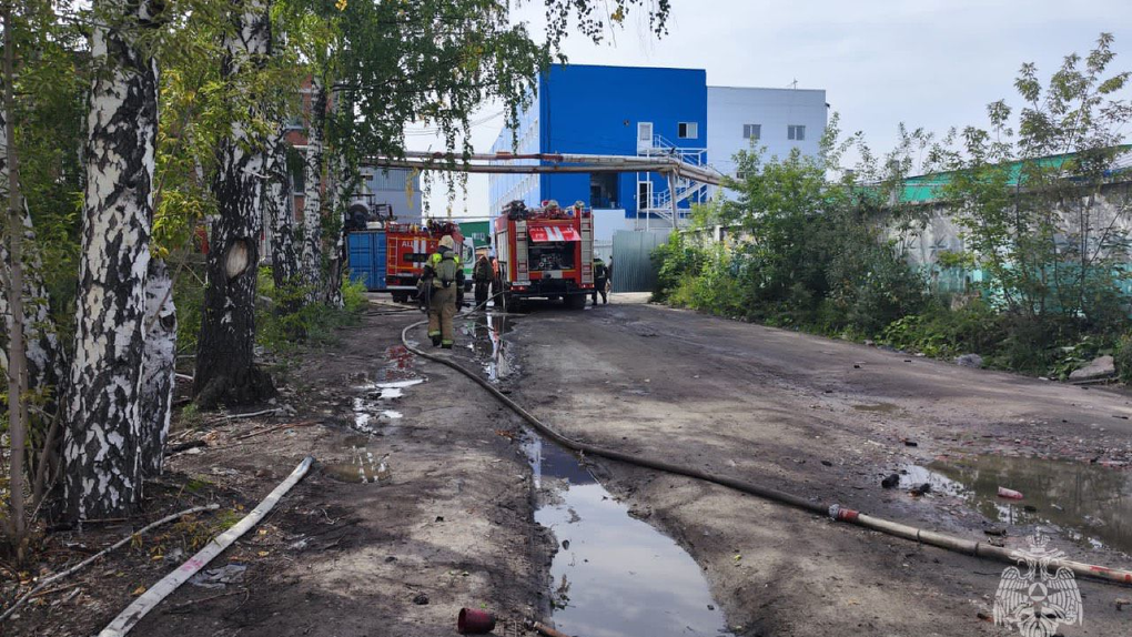 «Угроза перехода пожара»: контейнер с пиротехникой загорелся в Новосибирске