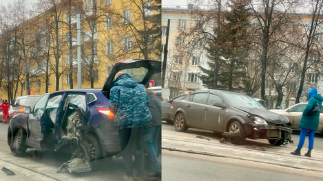 «Две машины просто в хлам»: в Новосибирске на Богдана Хмельницкого произошло тройное ДТП
