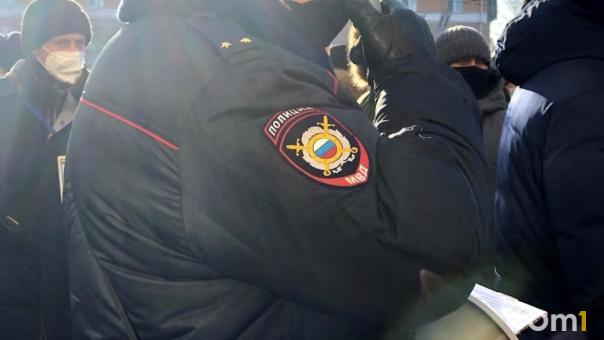 Хранил в сейфе: в Омске задержали наркокурьера