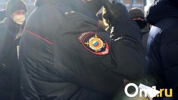 Хранил в сейфе: в Омске задержали наркокурьера