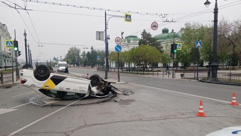 Пьяный таксист перевернулся в машине перед парадом на центральной площади в Омске