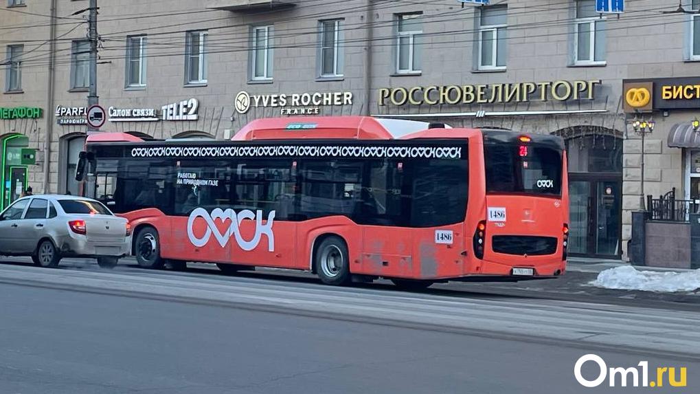 Омская мэрия перекрасила автобусы, чтобы те не сливались со снегом