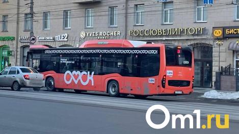 Омская мэрия перекрасила автобусы, чтобы те не сливались со снегом