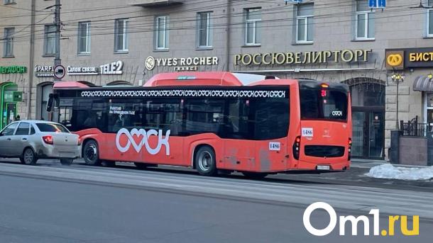 Омская мэрия перекрасила автобусы, чтобы те не сливались со снегом