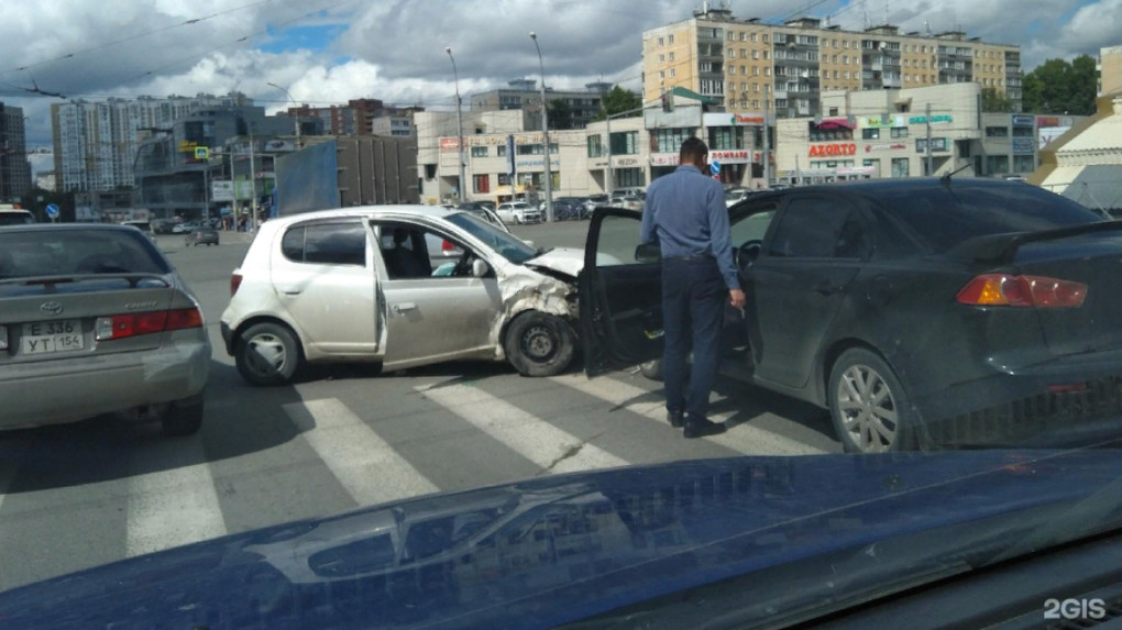 Машина скорой помощи попала в ДТП возле станции метро «Золотая Нива» в Новосибирске