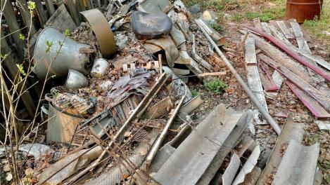 За омским детским садом нашли свалку с наркоманами и презервативами