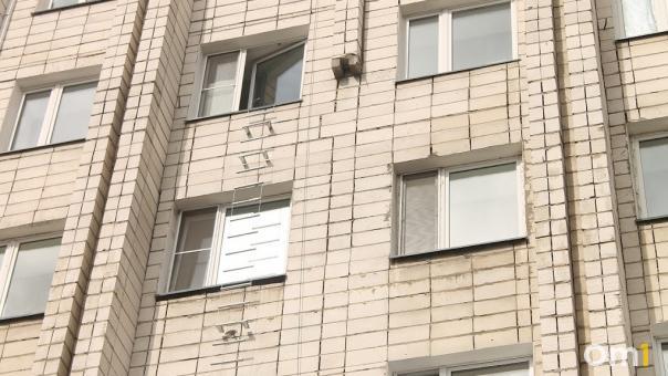 Мужчина и женщина выпали из окон в Новосибирске