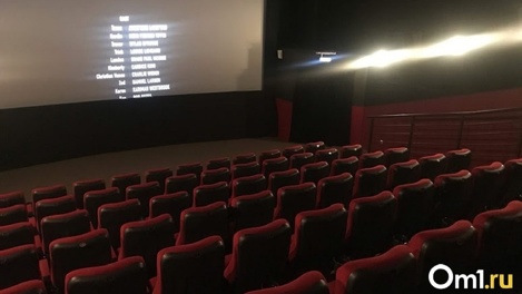 Остались в одних кофтах в -15 градусов: новосибирцам с ребёнком не отдали одежду в гардеробе кинотеатра