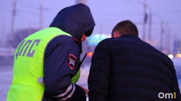 Омич три года ездил на машине с поддельными правами